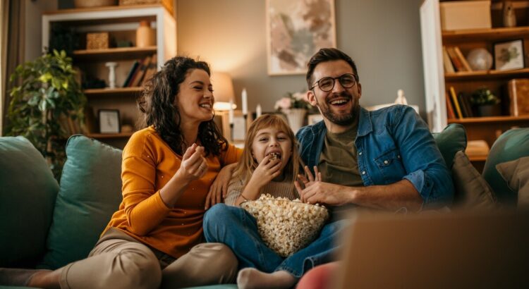 Family,,Mom,Dad,And,Daughter,Holding,A,Popcorn,Pot,And
